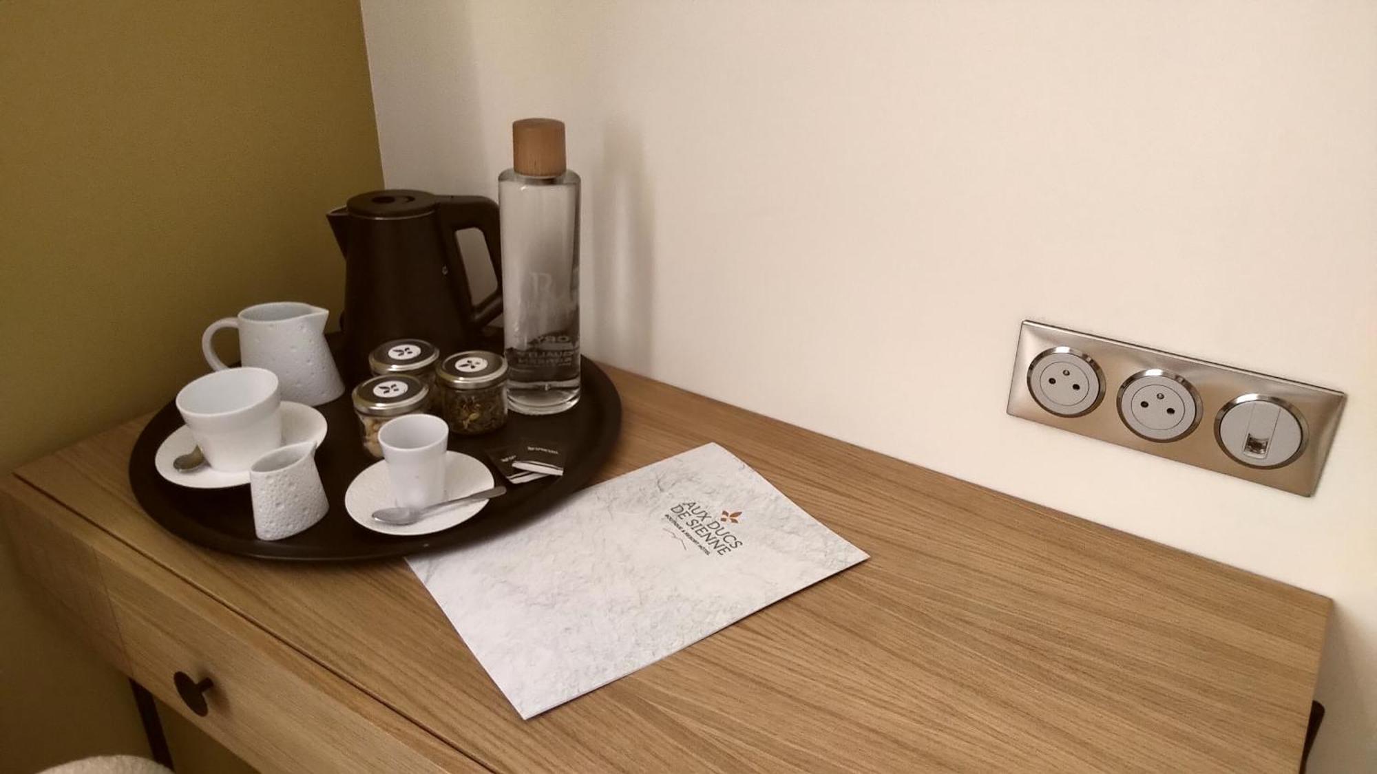 Aux Ducs De Sienne Hotel มองตาเญ ภายนอก รูปภาพ